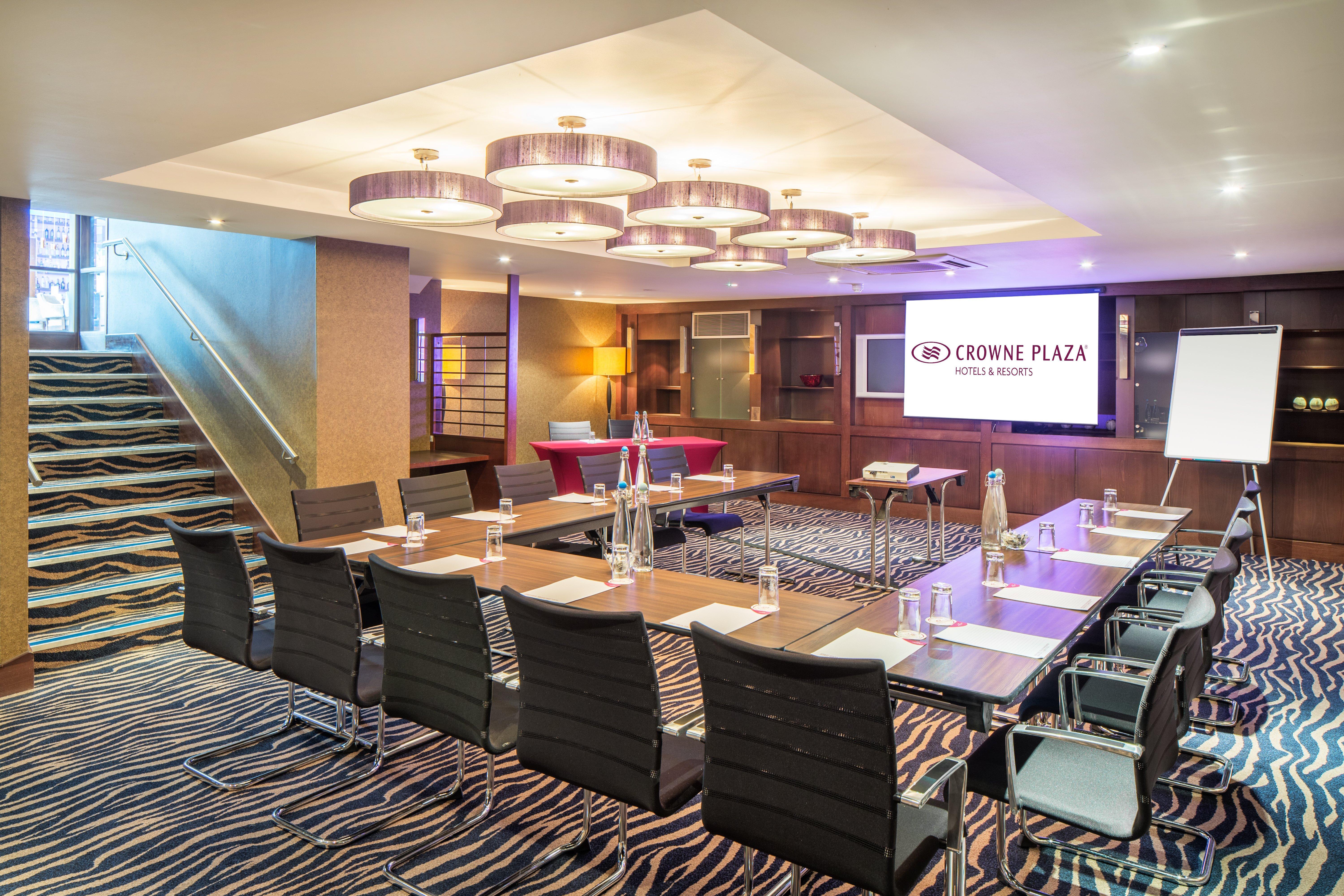 Отель Crowne Plaza London - Gatwick Airport By Ihg Кролей Экстерьер фото