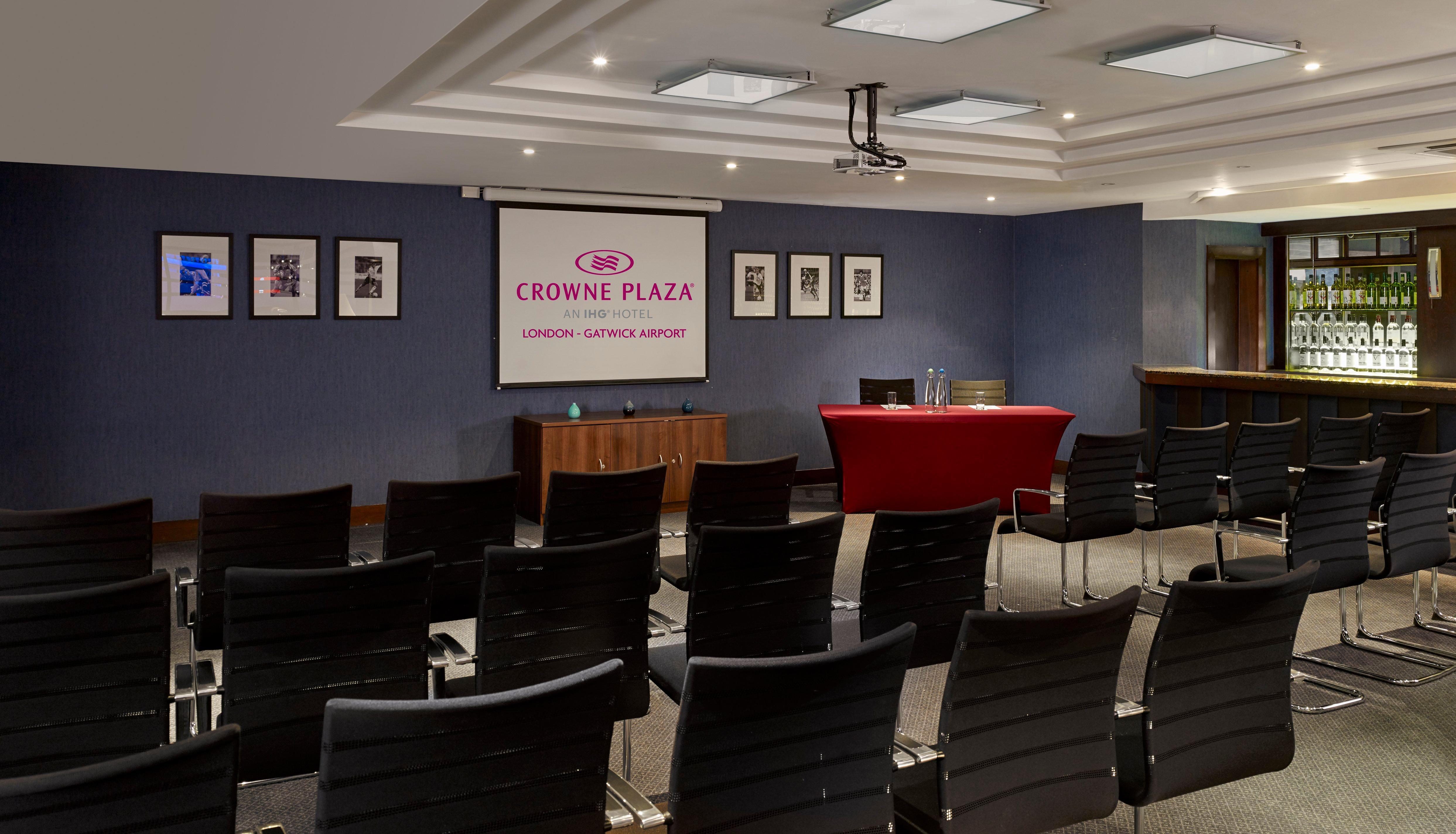 Отель Crowne Plaza London - Gatwick Airport By Ihg Кролей Экстерьер фото