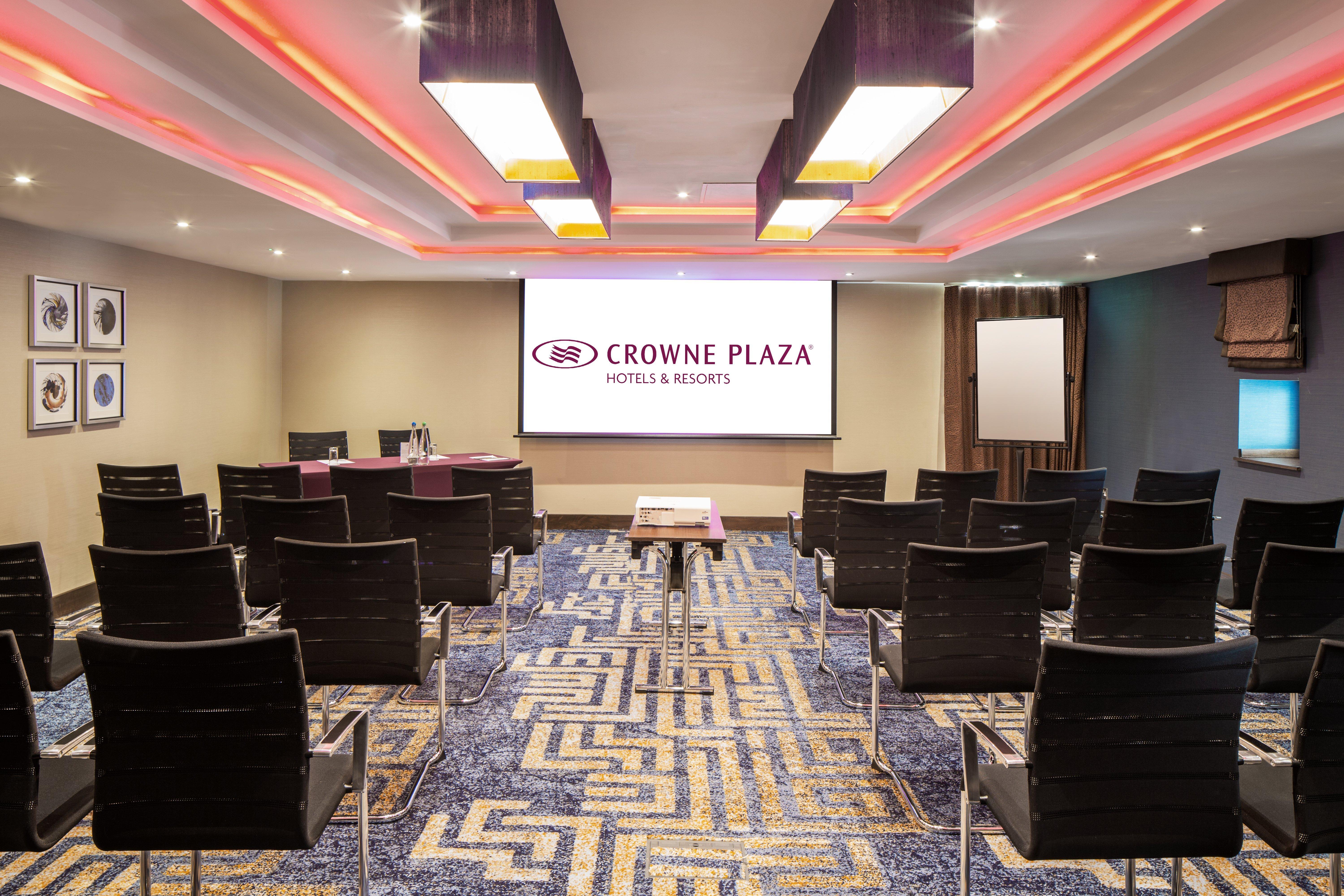 Отель Crowne Plaza London - Gatwick Airport By Ihg Кролей Экстерьер фото
