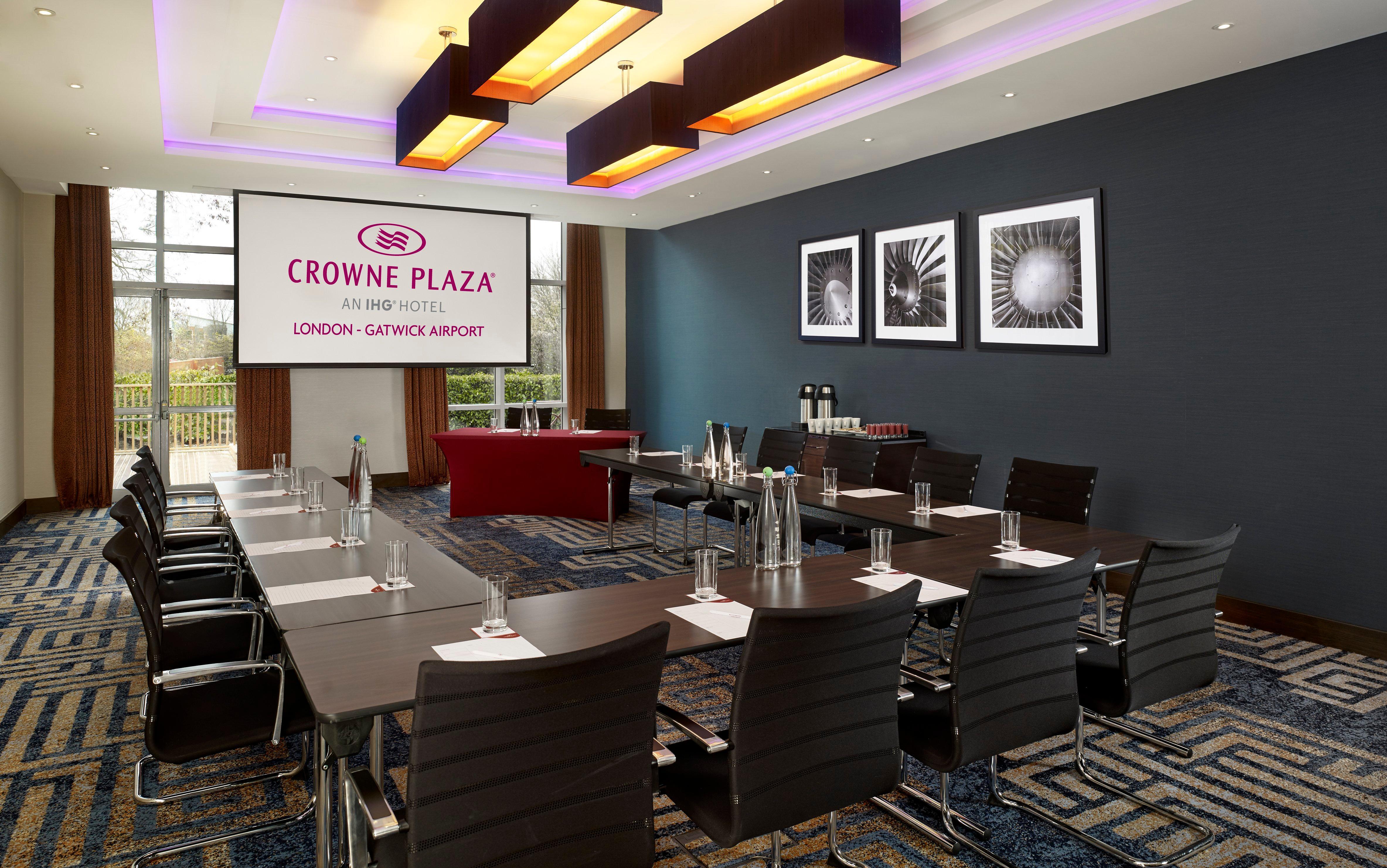 Отель Crowne Plaza London - Gatwick Airport By Ihg Кролей Экстерьер фото