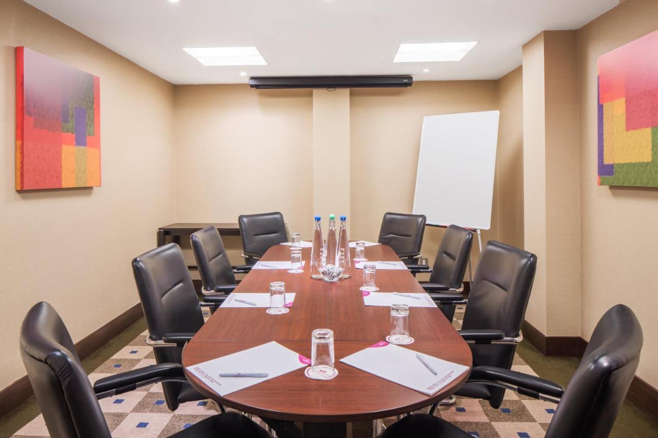 Отель Crowne Plaza London - Gatwick Airport By Ihg Кролей Экстерьер фото