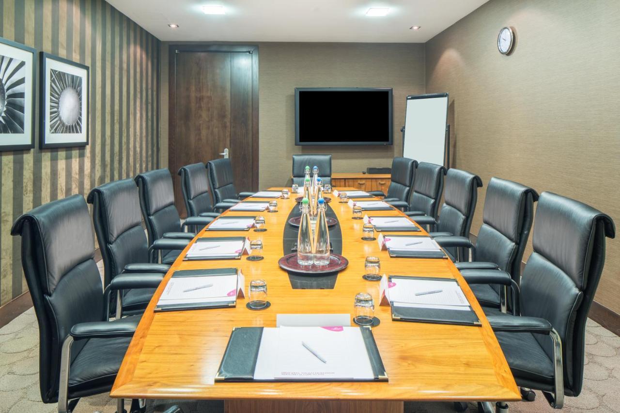 Отель Crowne Plaza London - Gatwick Airport By Ihg Кролей Экстерьер фото