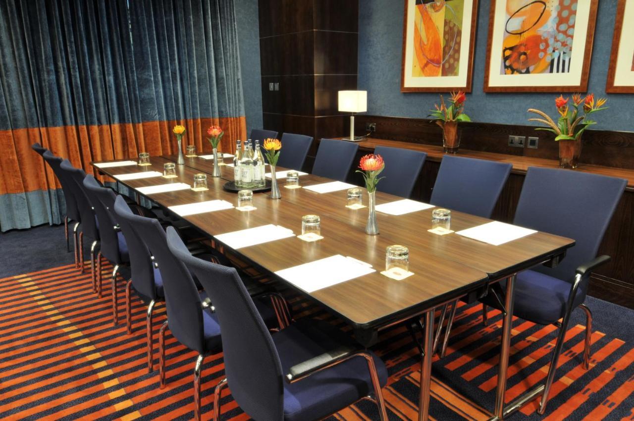 Отель Crowne Plaza London - Gatwick Airport By Ihg Кролей Экстерьер фото